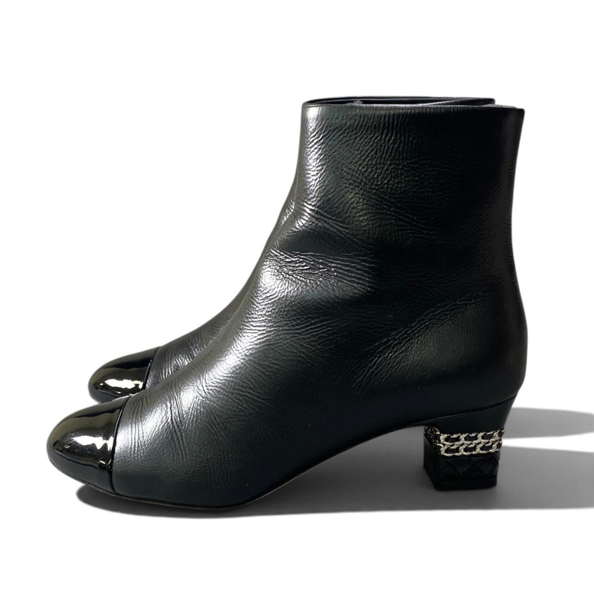 h21CHANEL CC Logo Chain Ankle Boots Black Leather Size 37 Women'sk02i