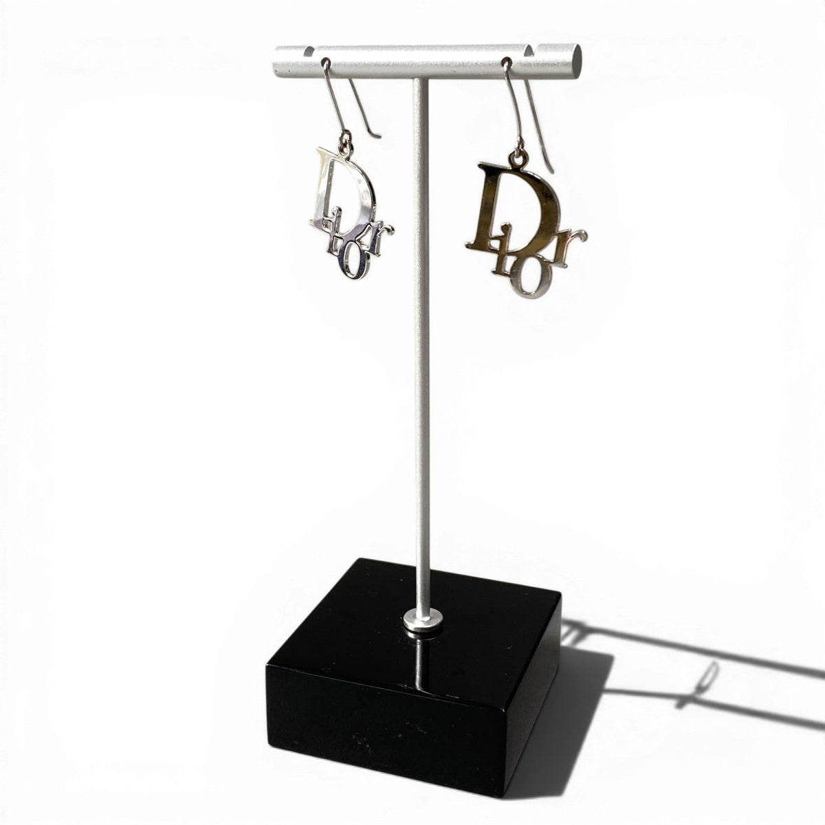 d9 Christian Dior Logo Design Pierced Earringst18r