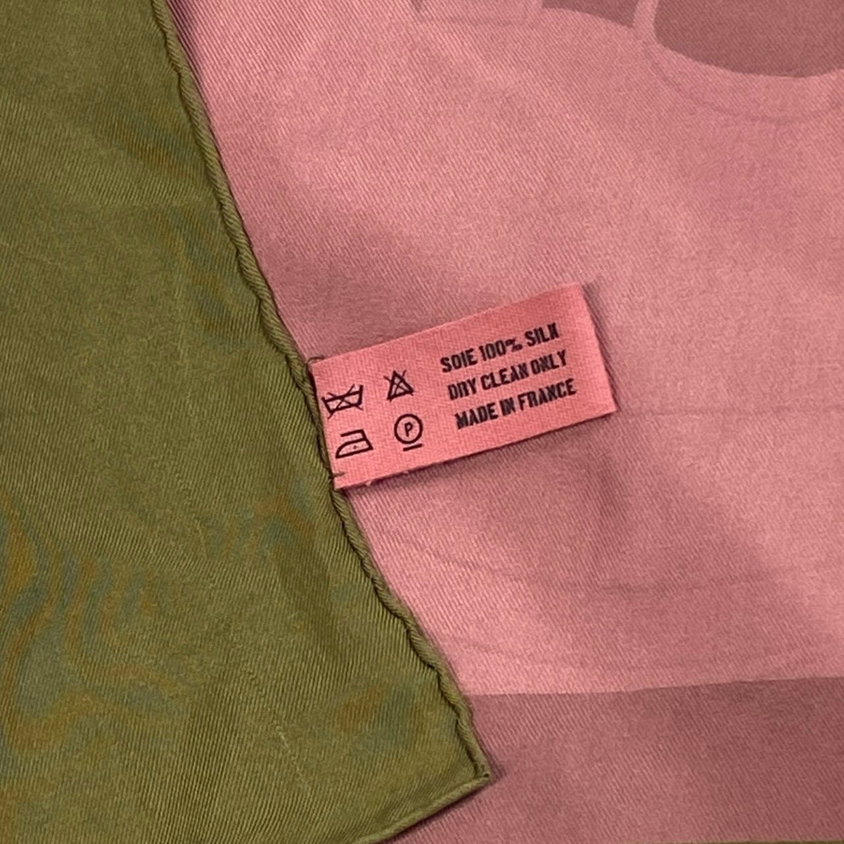 h12【美品】HERMES Carré 130 "Ex-Libris" (Carriage Motif) – Pink/Khaki – 100% Silk – Unisexk02i