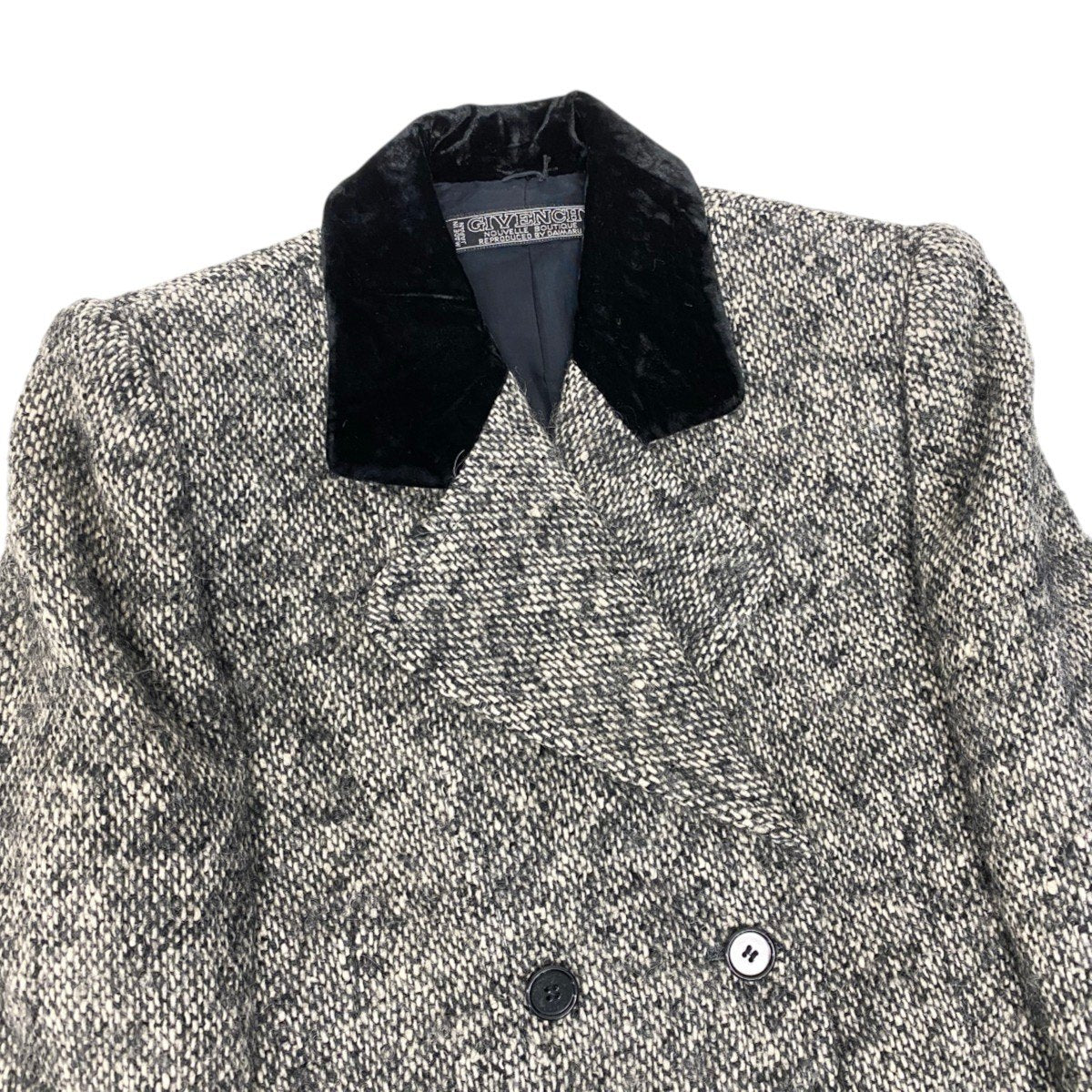 91h3 GIVENCHY Velour-trimmed tweed jacket and skirt set, size 8.u02t