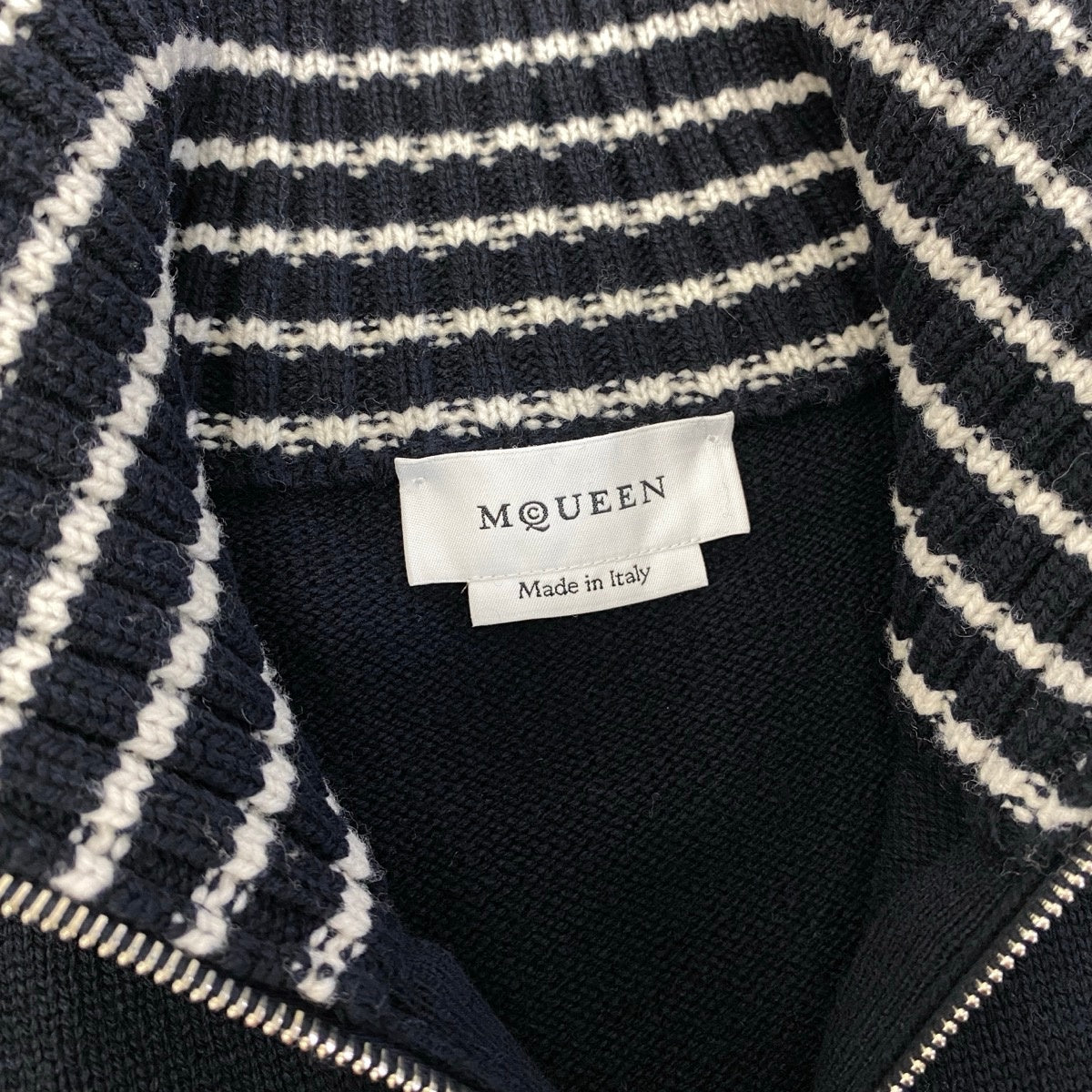 49g17 【極美品】McQueen アレキサンダー マックイーン 2024年 ハイネックニットワンピース ダメージ加工 ボーダー イタリア製 XSサイズ ネイビー ホワイト ウール100% レディース 女性用u02t