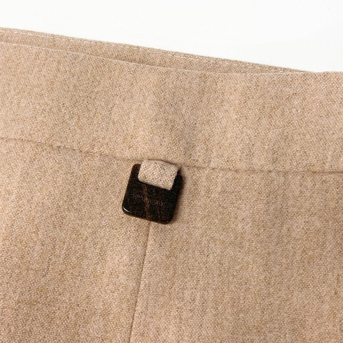 11e27Salvatore Ferragamo skirt suit, formal suit with Vara buttons, size 40.u02t