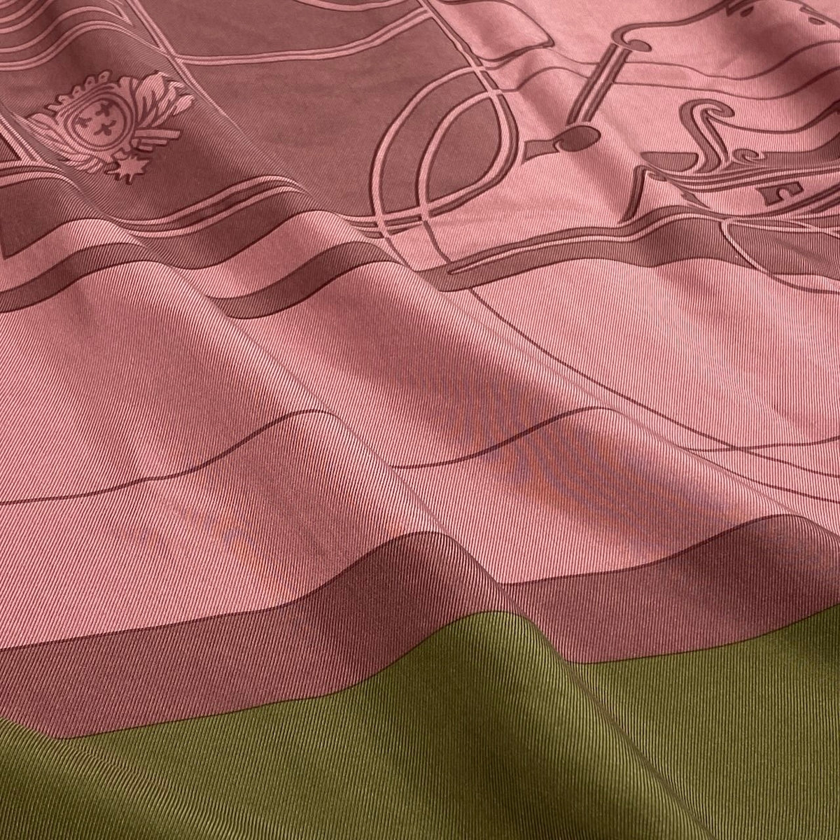 h12【美品】HERMES Carré 130 "Ex-Libris" (Carriage Motif) – Pink/Khaki – 100% Silk – Unisexk02i