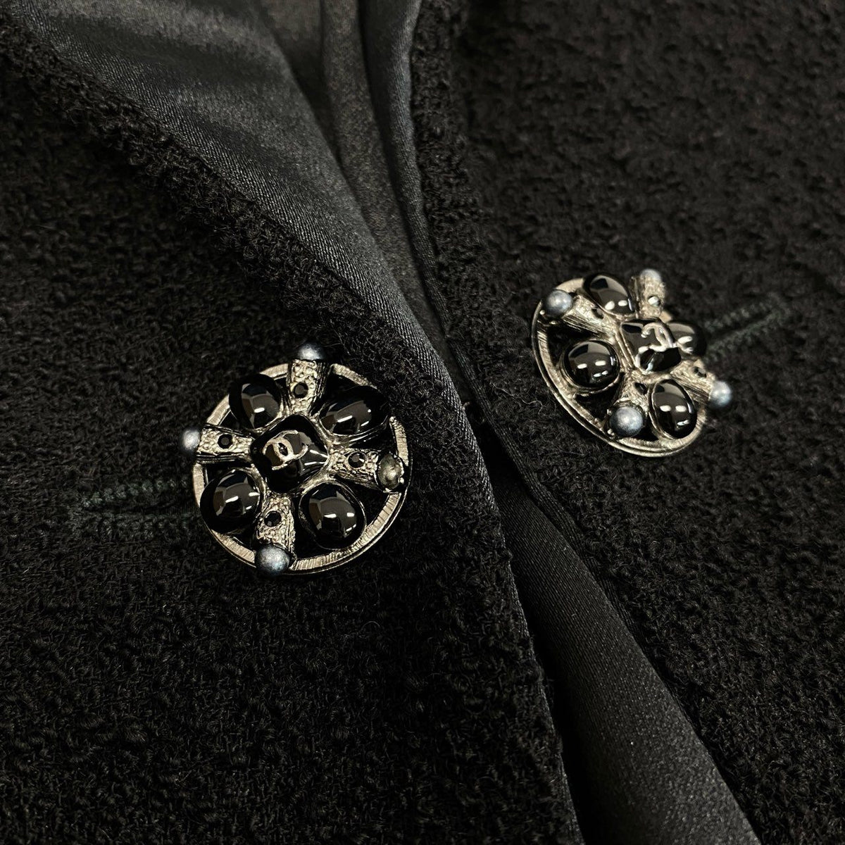 @ Ca14 CHANEL 2006 Gripoix Button Tweed Coat P29135 Blackta1