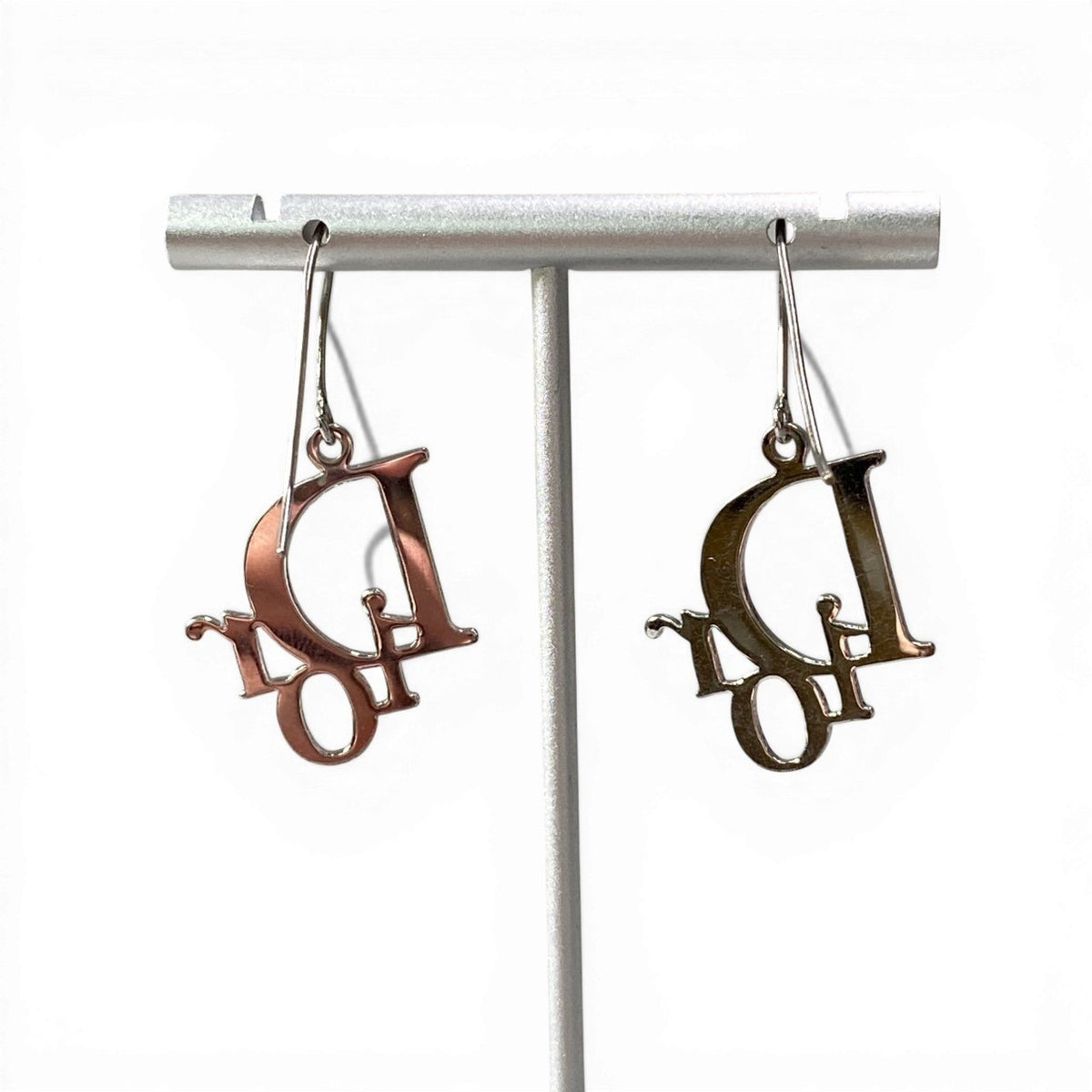 d9 Christian Dior Logo Design Pierced Earringst18r