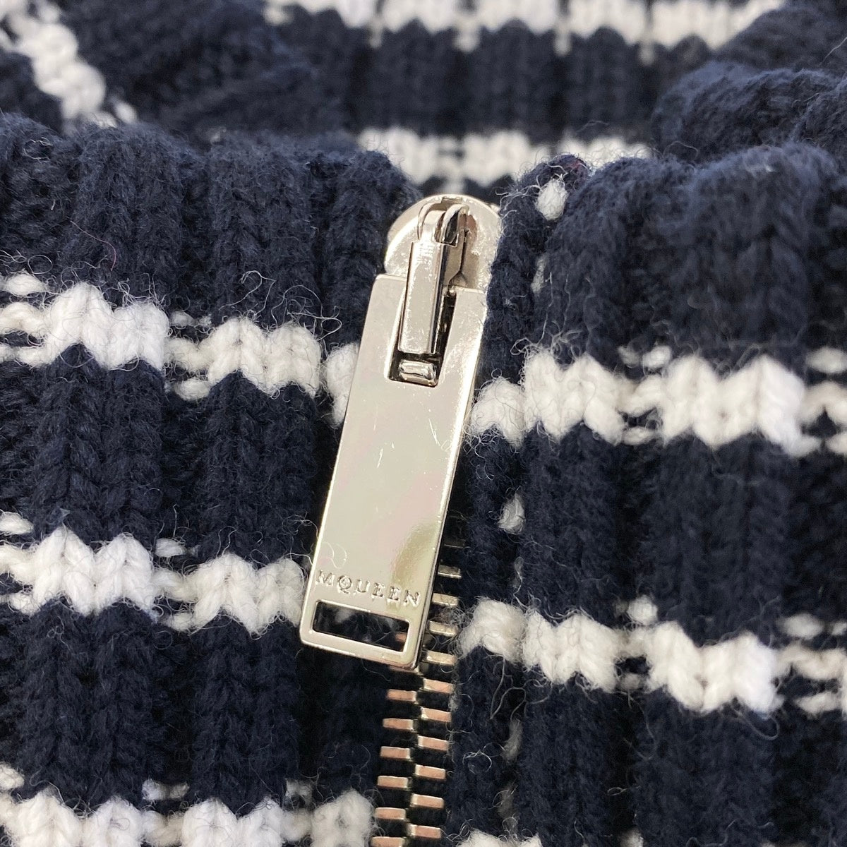 49g17 【極美品】McQueen アレキサンダー マックイーン 2024年 ハイネックニットワンピース ダメージ加工 ボーダー イタリア製 XSサイズ ネイビー ホワイト ウール100％ レディース 女性用u02t