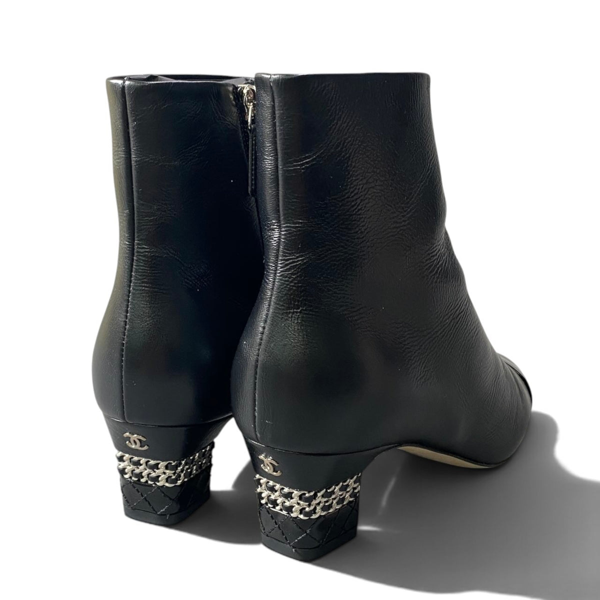 h21CHANEL CC Logo Chain Ankle Boots Black Leather Size 37 Women'sk02i