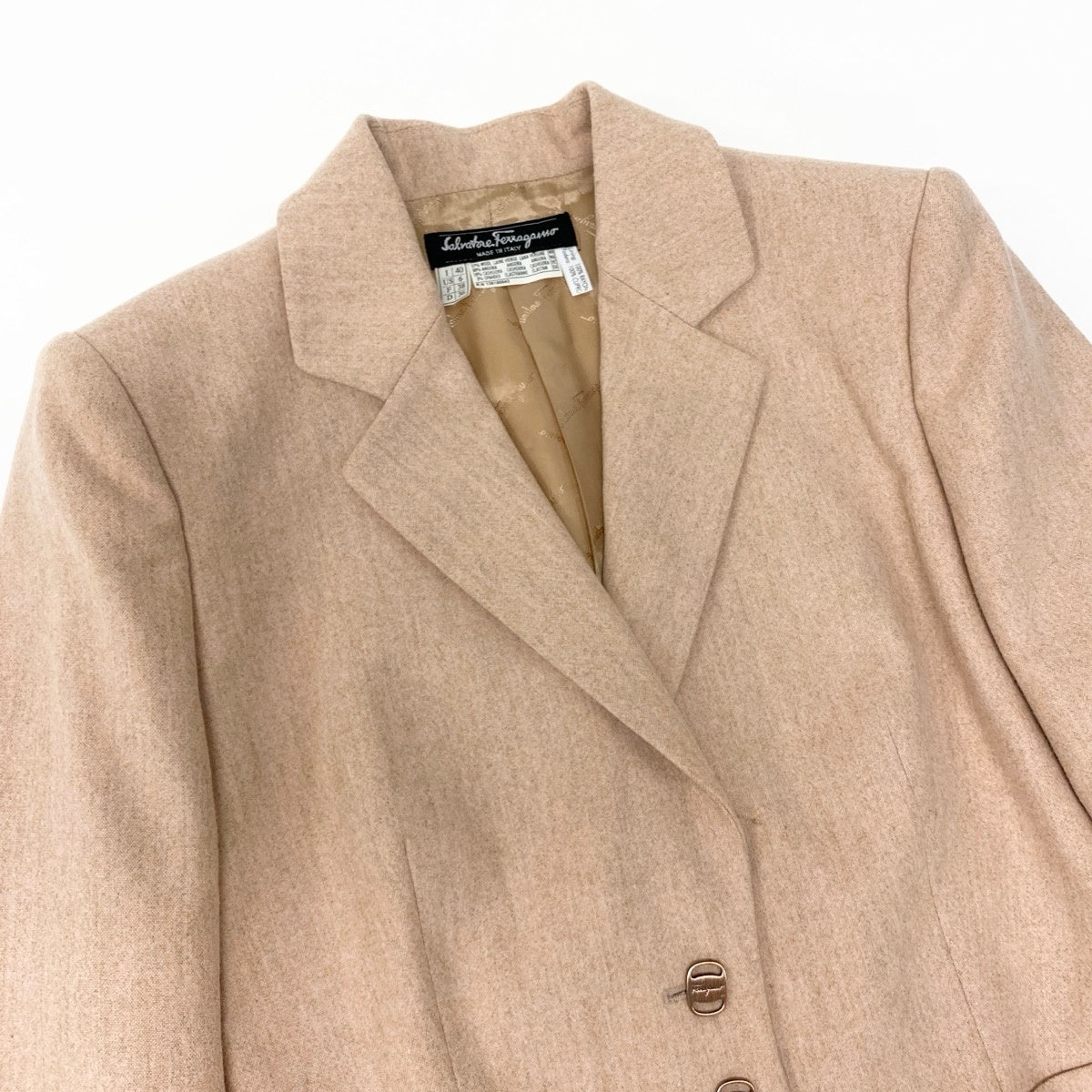 11e27Salvatore Ferragamo skirt suit, formal suit with Vara buttons, size 40.u02t
