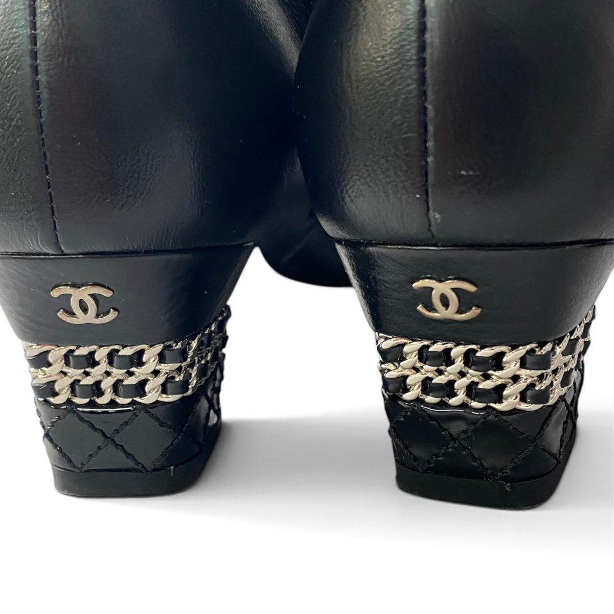 h21CHANEL CC Logo Chain Ankle Boots Black Leather Size 37 Women'sk02i