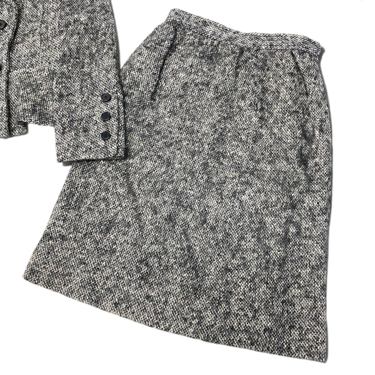 91h3 GIVENCHY Velour-trimmed tweed jacket and skirt set, size 8.u02t