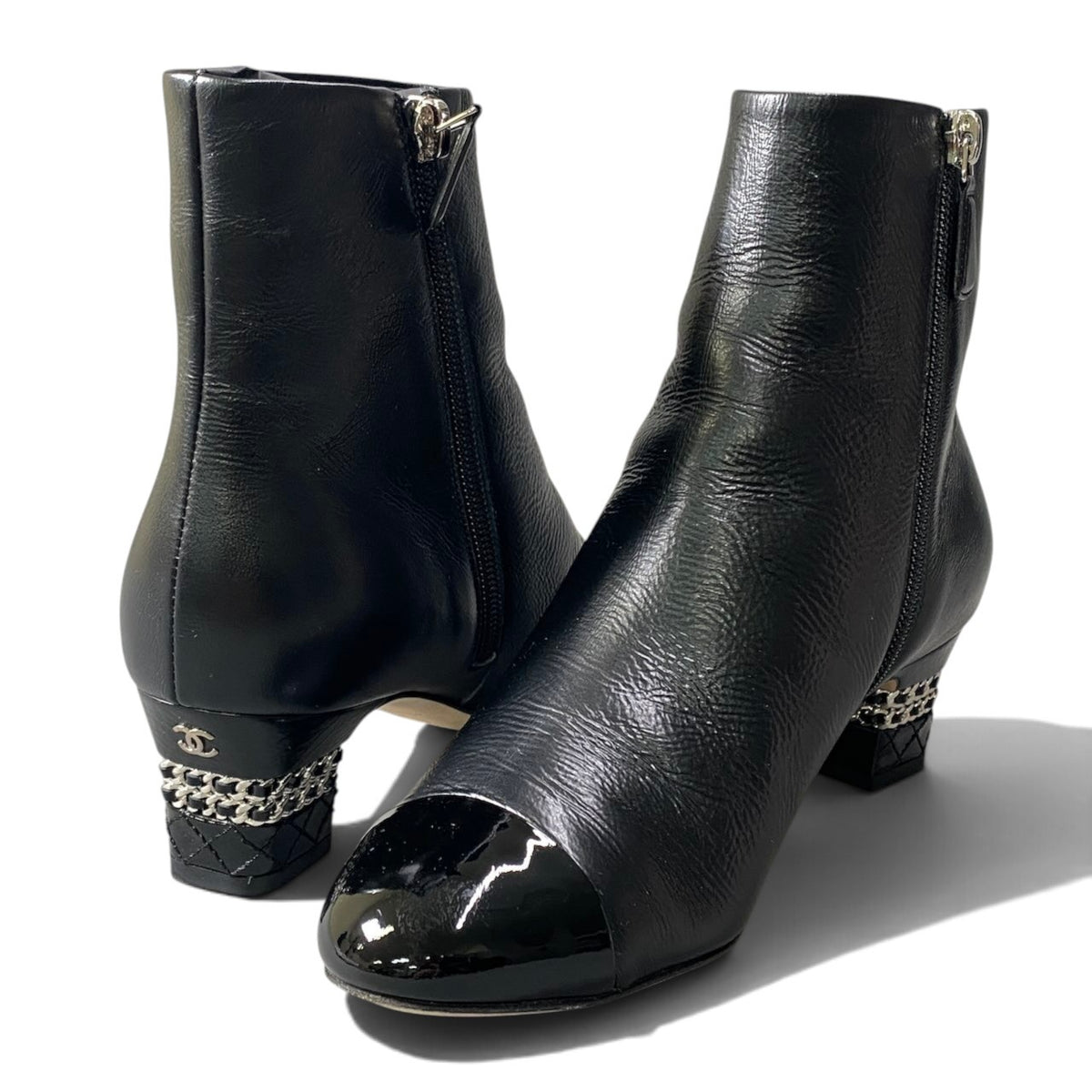 h21CHANEL CC Logo Chain Ankle Boots Black Leather Size 37 Women'sk02i