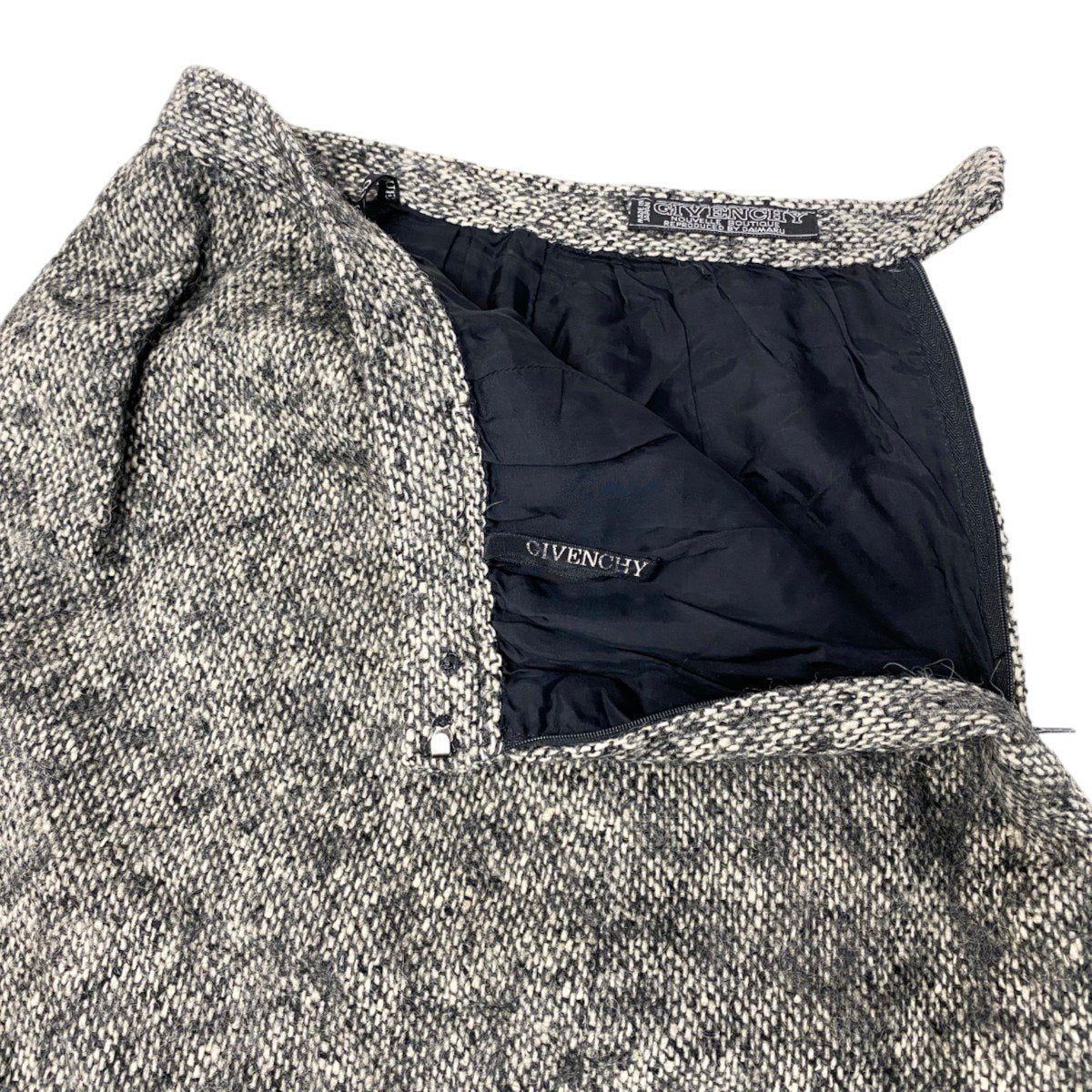 91h3 GIVENCHY Velour-trimmed tweed jacket and skirt set, size 8.u02t